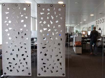 Rumafskærmning i grå filt hos Ticketmaster (3)